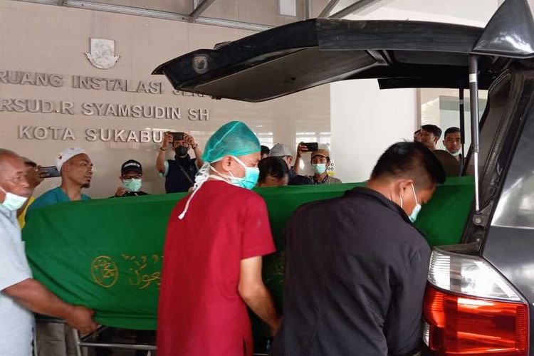 Sejumlah petugas rumah sakit dan keluarga membawa keranda jenazah Suparno ke dalam ambulans di RSUD R Syamsudin, Sukabumi, Jawa Barat, Rabu (8/11/2023).