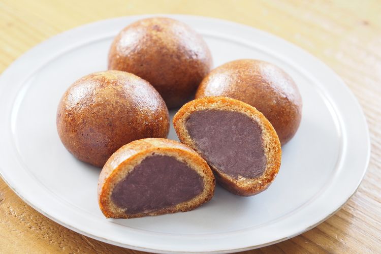 Manju, kue manis khas Jepang berisi pasta kacang merah. 