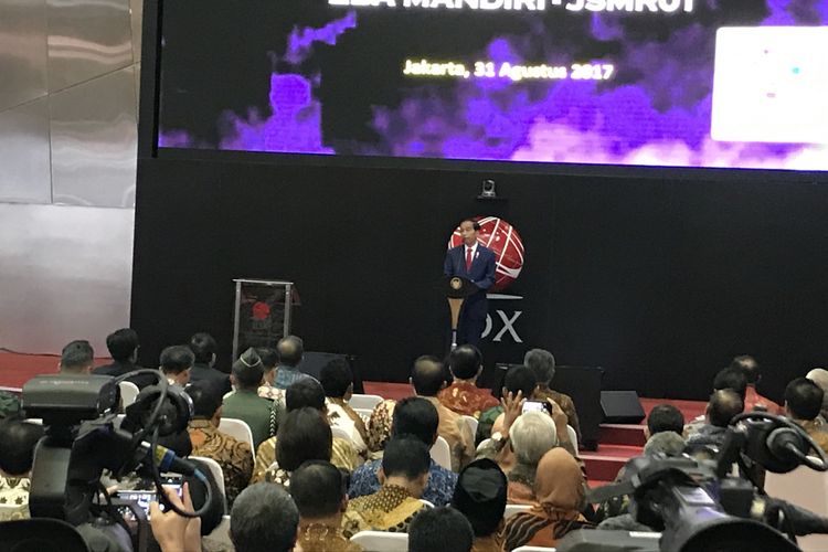 Presiden Joko Widodo saat menghadiri acara pencatatan perdana kontrak investasi kolektif - efek beragun aset surat berharga hak atas pendapatan  Tol Jagorawi di BEI, Jakarta, Kamis (31/8/2017).