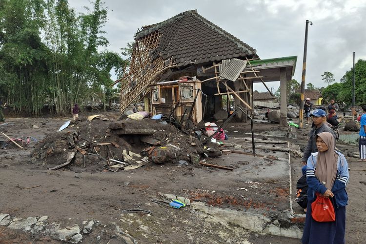 Kondisi rumah warga di Dusun Sumbersari Pronojiiwo usai diterjang erupsi Gunung Semeru