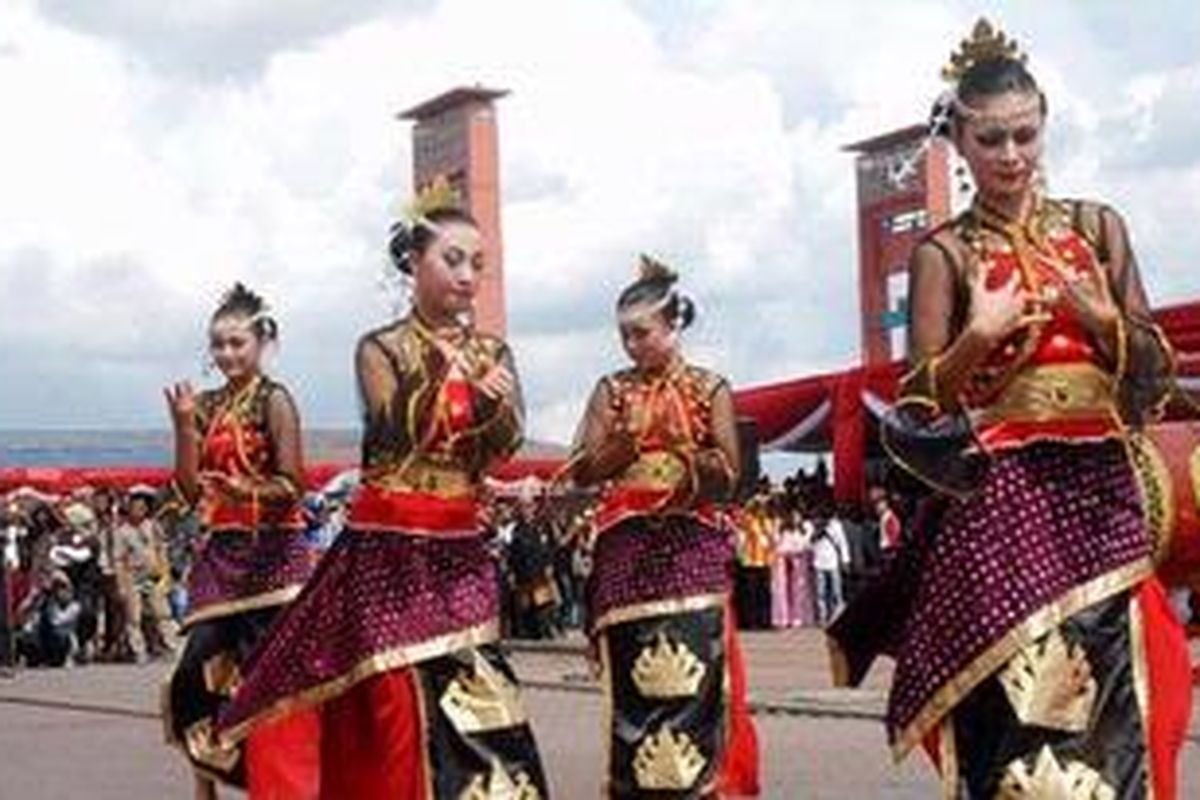 Tim dari Kepaksian Pernong, Lampung, tampil pada acara parade budaya Festival Keraton Nusantara VII di Plaza Benteng Kuto Besak, Sabtu (27/11/2010).  
