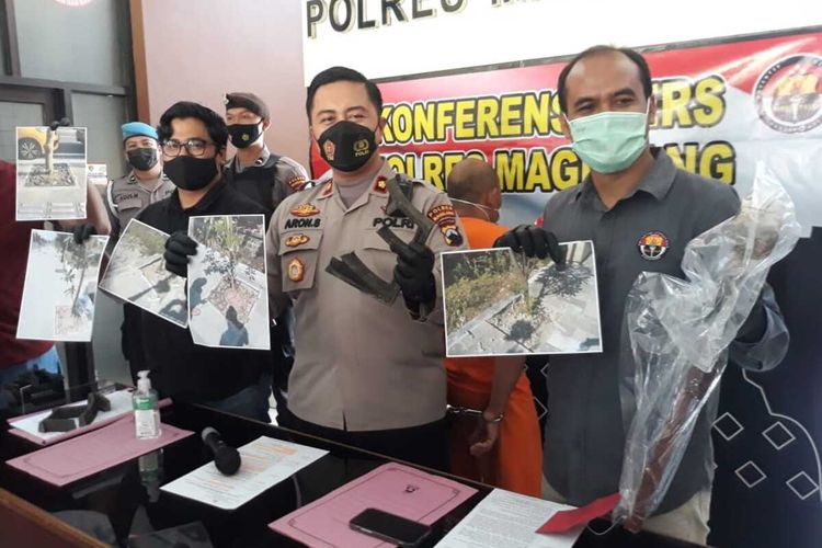 Polisi Magelang menunjukkan barang bukti pencurian besi yang dilakukan BD (44) di Kawasan Strategis Pariwisata Nasional Borobudur, Selasa (8/6/2021).