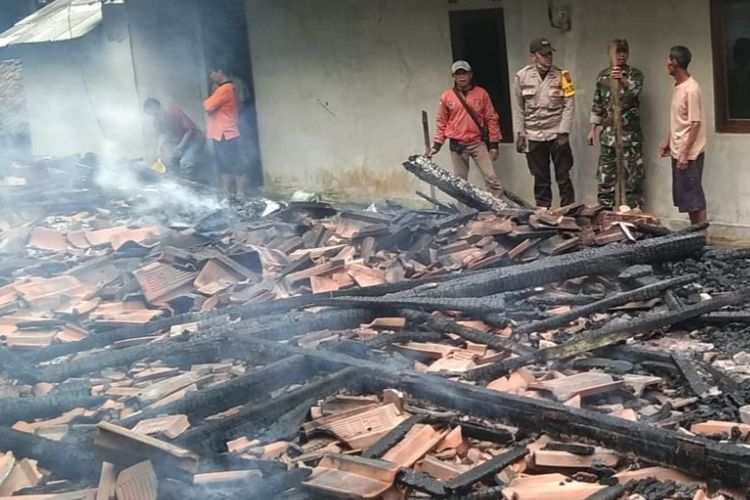 Puing-puing rumah warga yang dibakar cucunya di di Desa Kedungurang, Kecamatan Gumelar, Kabupaten Banyumas, Jawa Tengah, Selasa (13/6/2023).