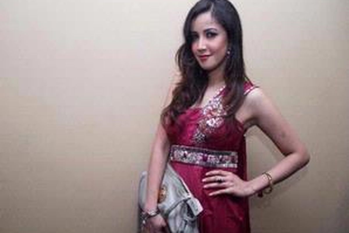 Artis Andi Soraya hadir pada ajang penghargaan insan musik Indonesia, SCTV Music Awards 2010 di Jakarta Convention Center, Jakarta, Kamis (27/5/2010) malam. KOMPAS IMAGES/BANAR FIL ARDHI