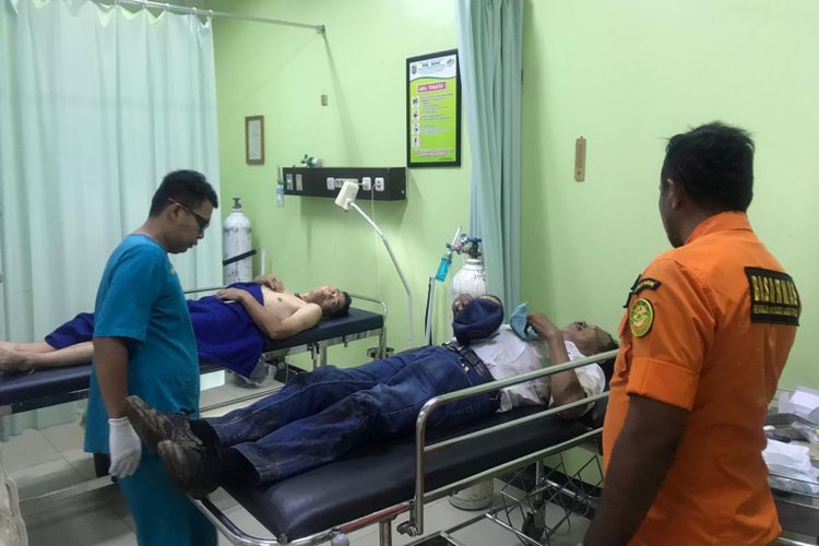 Para penumpang pesawat yang jatuh di Tasikmalaya saat mendapat perawatan medis di RS SMC Singaparna, Sabtu (16/3/2019).