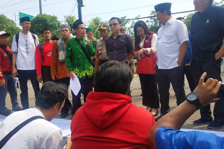 Tiga anggota DPRD Kota Bekasi (kanan) menemui guru kontrak yang berunjuk rasa, Jumat (29/11/2019).