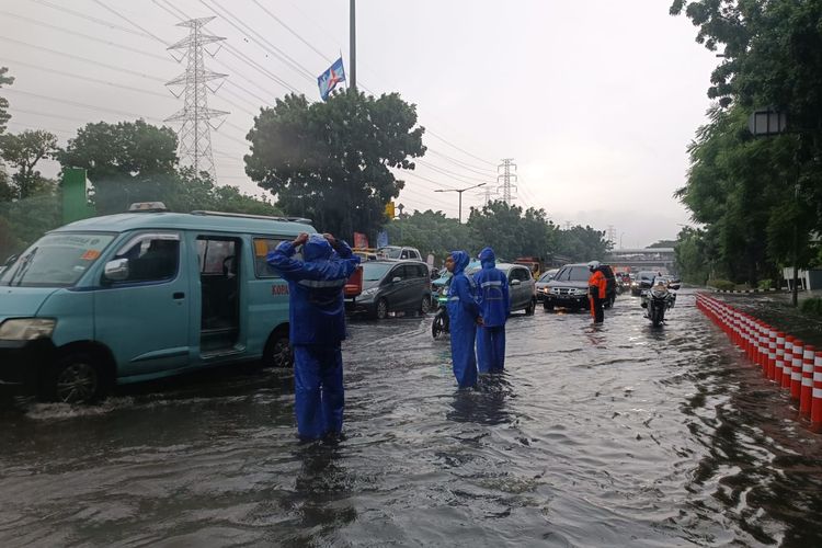 Banjir menyebabkan kemacetan di Jalan DI Pandjaitan arah Cawang UKI menuju Jatinegara, Jakarta Timur, Kamis (11/1/2024) sore.