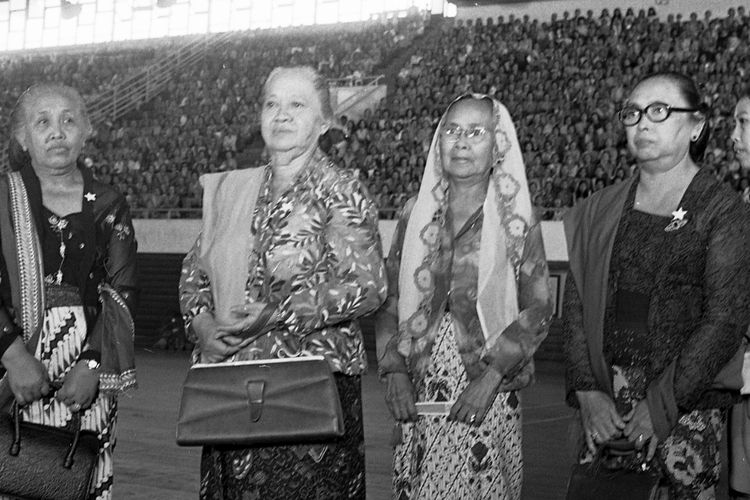 Keempat pelopor Kongres Perempuan I di Yogya 22 Desember 1928, (dari kiri ke kanan) Ibu Soenarto Mangunpuspito, Ibu Kartowijono, Ibu Dr Moewardi, dan Ibu Soelarso menghadiri peringatan Hari Ibu di Istora Senayan Jakarta, 22 Desember 1972.