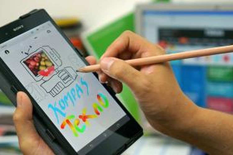 Sony Xperia Z Ultra mendukung penggunaan berbagai macam alat tulis sebagai stylus. Sayang kemampuannya terbatas