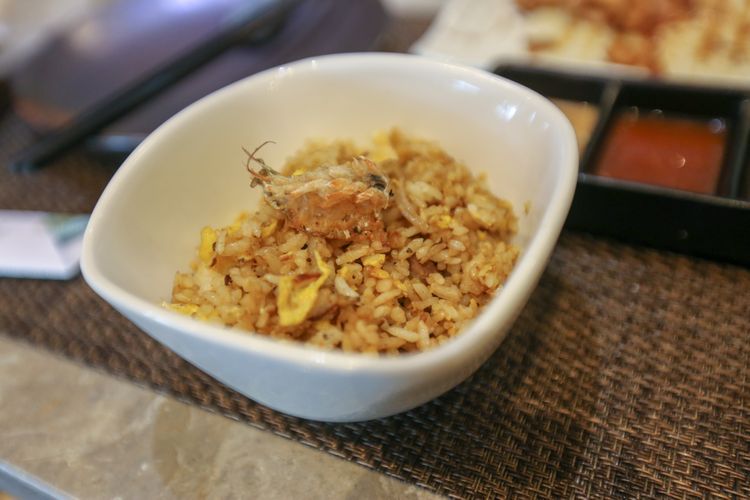 Seporsi nasi goreng yang baru saja dimasak di atas plat besi di Restoran Maison Tatsuya Teppanyaki, Kebon Sirih, Jakarta, Rabu (11/03/2020). Restoran ini menawarkan pengalaman makan dengan menyantap langsung makanan yang dimasak di depan pengunjung.