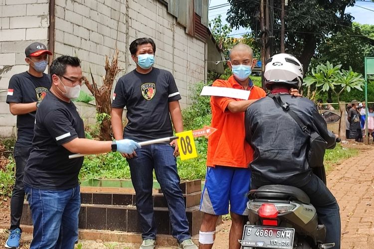 Rekonstruksi pembunuhan seorang koki, VF (22) di TPU Chober kawasan Ulujami, Pesanggrahan, Jakarta Selatan, Kamis (24/2/2022) menjadi tontonan warga.