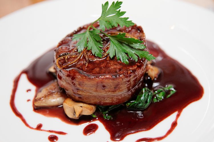 Ilustrasi steak dengan saus demi-glace