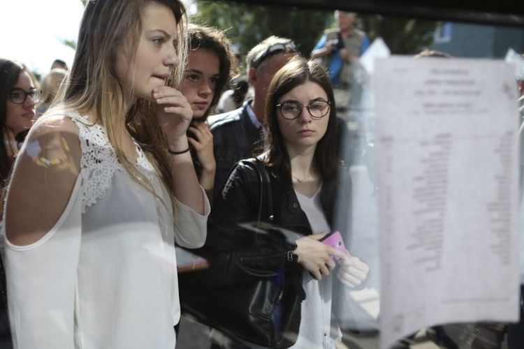 Pelajar di Perancis melihat pengumuman hasil ujian. (AFP/Charly Triballeau)
