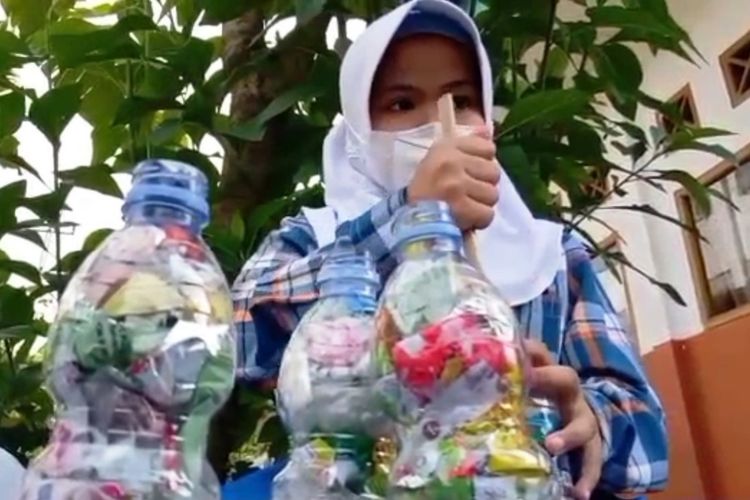 Siswa SDN Sukatani Mayak Cianjur sedang mengerjakan daur ulang sampah model ecobrick dengan memanfaatkan limbah plastik