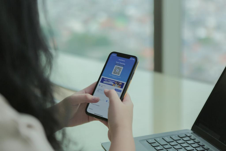 Ilustrasi penggunaan aplikasi keuangan digital DANA

