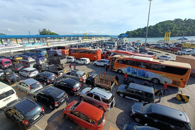 Situasi Pelabuhan Merak di H-2 Lebaran 2024. Kendaraan masih memadati kantong-kantong parkir dermaga 1 sampai 7.