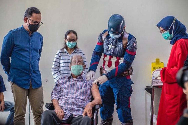 Penerima vaksin Covid-19 tertua Indonesia berusia 104 tahun.