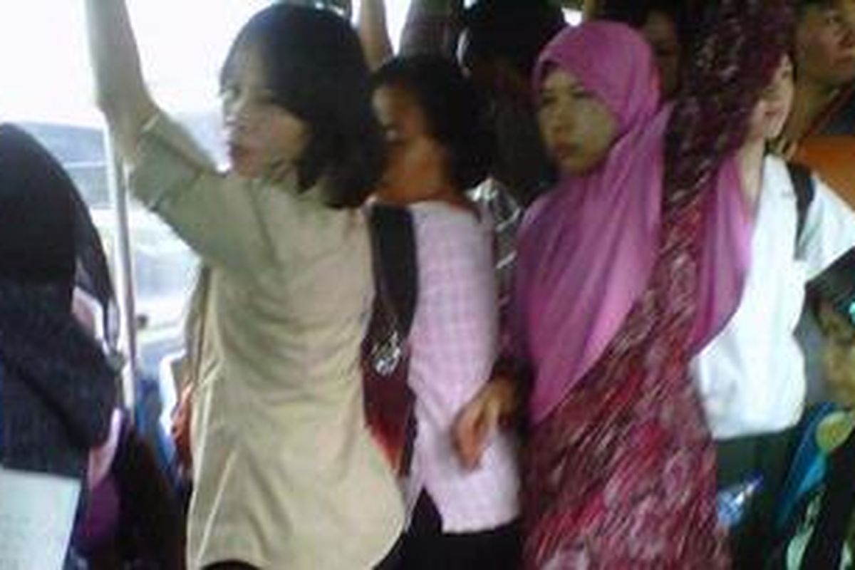 Perjalanan bus Transjakarta belum sepenuhnya lancar. Jalur yang belum steril atau waktu tunggu (headway) yang masih lama merupakan persoalan yang masih terjadi.