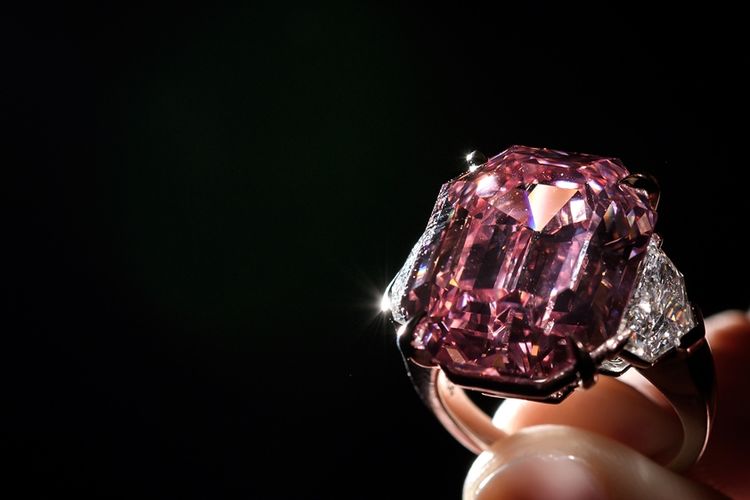 Berlian merah muda 19 karat bernama The Pink Legacy itu terjual hingga Rp 732 miliar dalam lelang di rumah lelang Christie.