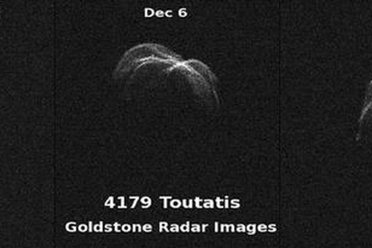 Citra asteroid Toutatis yang diambil teleskop radio Goldstone.