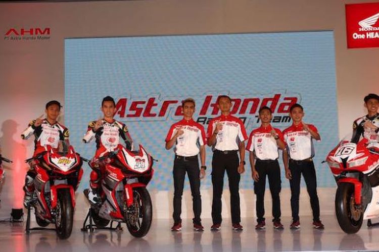 Para pebalap PT Astra Honda Motor berpose bersama dalam pengenalan tim di Kemayoran, Jakarta, Jumat (3/2/2017).