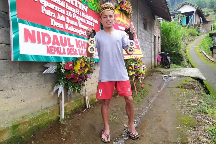 Partin (19) peraih emas di Peparnas XVI Papua 2021 di Dusun Wonocoyo, Desa Kaliangrik, Kecamatan Kaliangkrik, Kabupaten Magelang, Jawa Tengah, Rabu (17/11/2021).