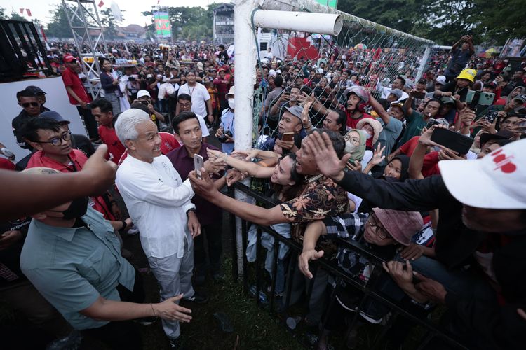 Calon presiden nomor urut 3, Ganjar Pranowo di kampanye akbar Harapan Jutaan (Hajatan) Rakyat Ganjar-Mahfud di RTH Maron, Banyuwangi, Jawa Timur, Kamis (8/2/2024).