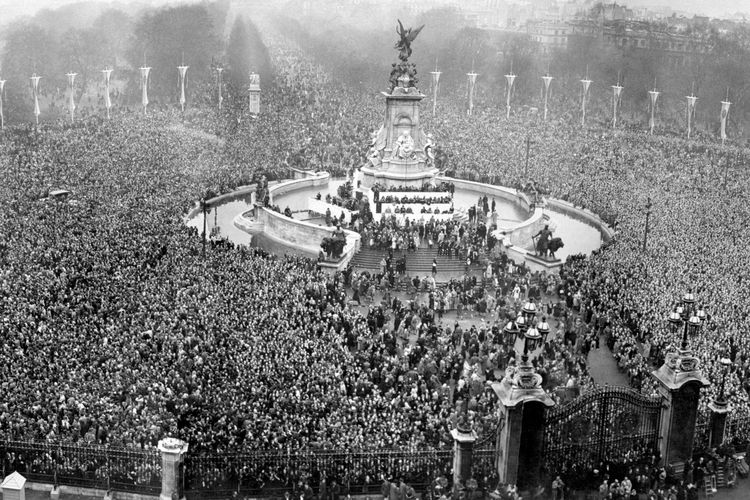 Pemandangan panorama saat banyak orang berkumpul untuk menyaksikan pernikahan Putri Elizabeth II dan Pangeran Philip.