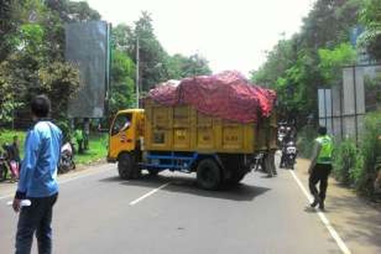 Massa menghadang salah satu truk sampah tyang melintas di Jalan Raya Dramaga, Kecamatan Dramaga, Kabupaten Bogor, Senin (31/10/2016).