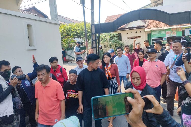 Ketua Umum DPP PSI Kaesang Pangarep blusukan di Jalan Harapan Indah X, RT 004/RW 12, Cipinang Melayu, Jakarta Timur, Rabu (4/10/2023).