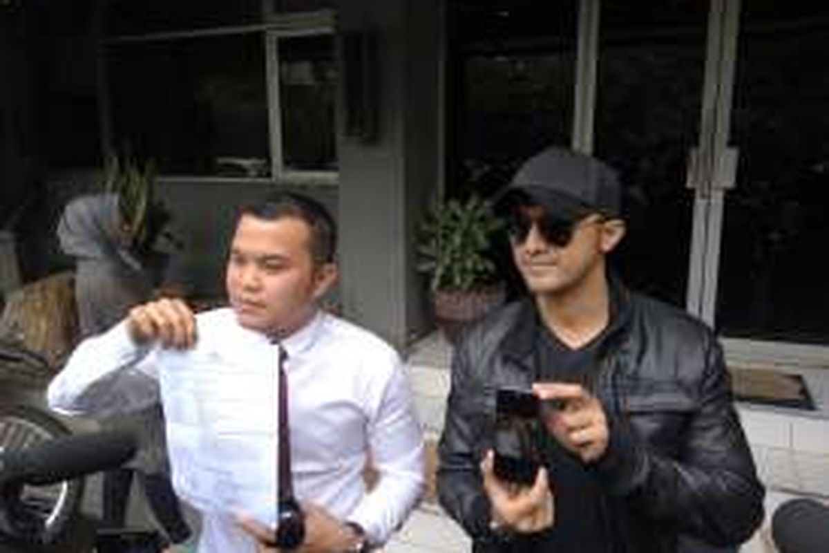 Artis peran Hengky Kurniawan saat melaporkan rekan bisnisnya bernama Hengky Kusnadi ke SPKT Polda Metro Jaya pada Senin (8/8/2016).
