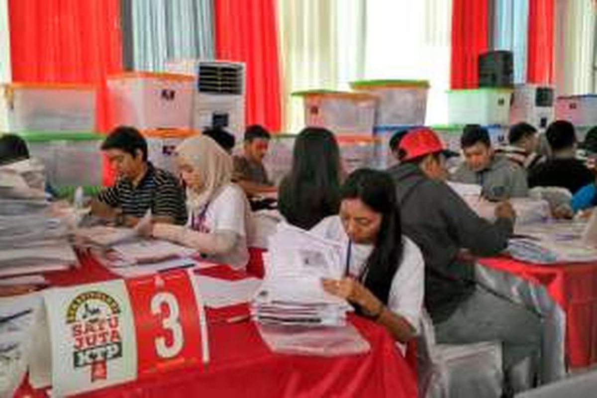 Relawan Teman Ahok menghitung 1 juta KTP secara manual di markas Teman Ahok, Graha Pejaten, Jakarta Selatan, Rabu (29/6/2016).