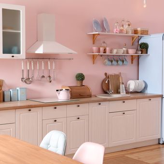 Ilustrasi dapur dengan warna pink pastel. 