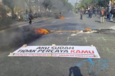 Demo Kawal Putusan MK di DPRD Solo, Massa Bakar Ban, Lalu Lintas Dialihkan