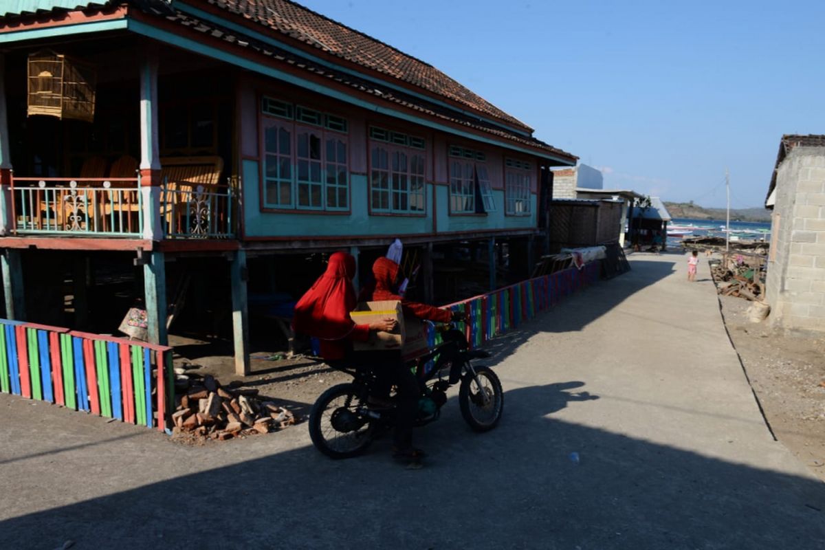 Pemanfaatan dana desa 2017 untuk betonisasi jalan di Desa Labuhan Ijuk, Kecamatan Moyo Hilir, Kabupaten Sumbawa, Nusa Tenggara Barat, Selasa (11/9/2018).
