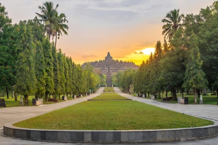 Kawasan Candi Borobudur merupakan salah satu Kawasan Strategis Pariwisata Nasional (KSPN) yang telah dilakukan penataan oleh Kementerian Pekerjaan Umum (PU).