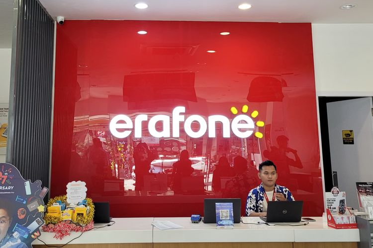 Gerai Erafone Megastore Ruko Singosaren, Solo, Jawa Tengah. Gerai ini juga melayani layanan omnichannel Erajaya, seperti Mobile Selling dan Click n' PickUp.