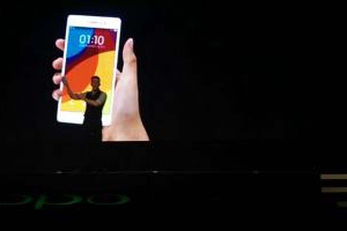 Bakarik Azeri, Product Manager Oppo saat memperkenalkan Oppo R5 di Singapura, Rabu (29/10/2014).