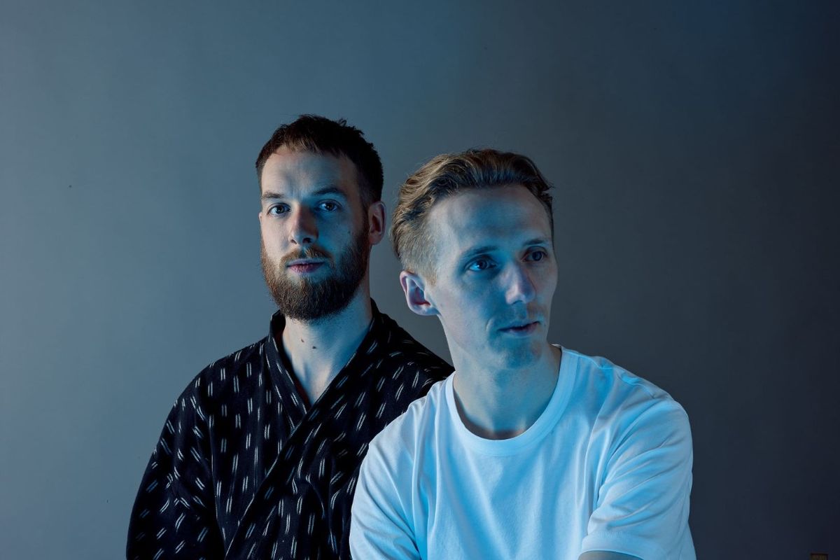 Duo elektronik HONNE baru saja merilis singel baru hasil kolaborasi mereka bersama penyanyi RnB Pink SweatS.