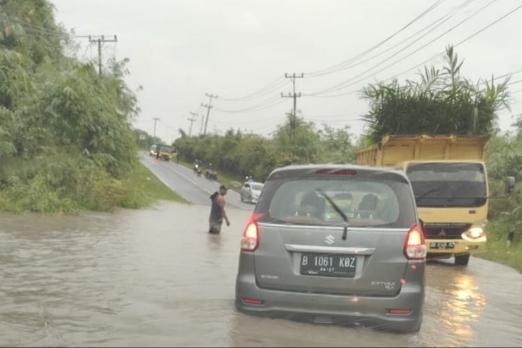 Jalan antarkabupaten di Desa Nangka, Bangka Selatan, Bangka Belitung terendam banjir, Kamis (6/10/2022).