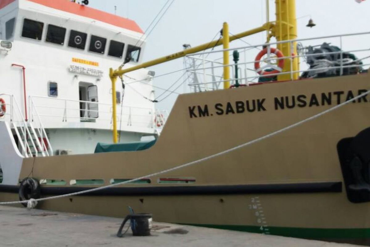 Kapal Penyeberangan Kepulauan Seribu KM Sabuk Nusantara 66 yang melayani rute Pelabuhan Sunda Kelapa ke Kepulauan Seribu PP.