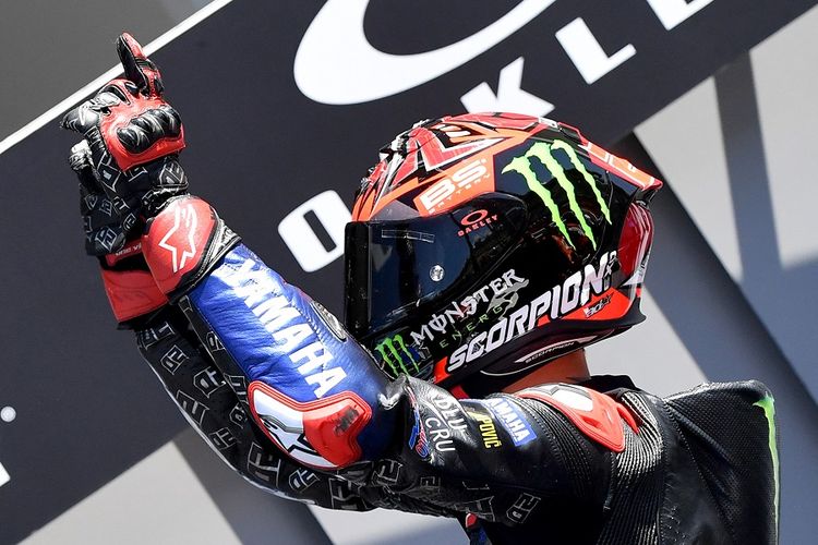 Pebalap Monster Energy Yamaha Fabio Quartararo merayakan kemenangannya setelah memenangi balapan MotoGP Grand Italia 2021 di Mugello pada 30 Mei 2021.