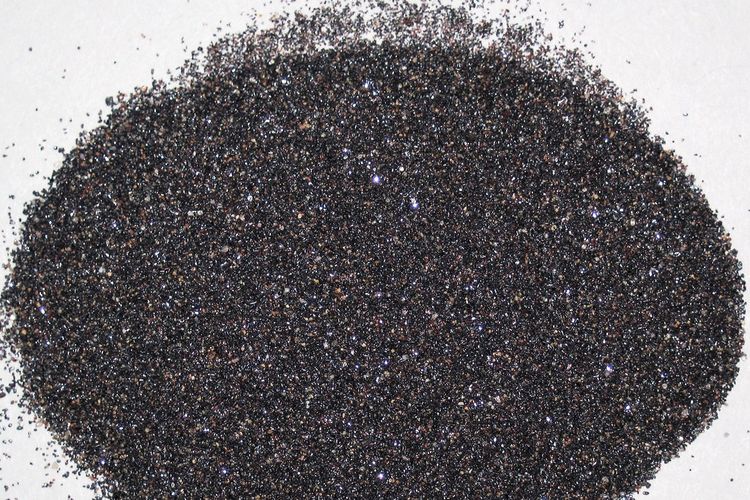 Ini adalah bijih titanium, butiran hitam dan merah gelap adalah rutile (TiO2, titanium oksida). Studi baru temukan potensi titanium oksida dalam mengurai dan menghilangkan polutan dalam air limbah.