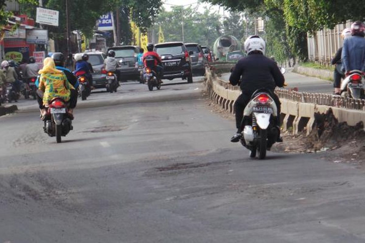 Sejumlah lubang di Jalan Panjang Kebon Jeruk