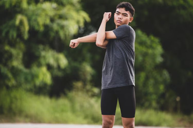 Pemanasan hanya butuh 5?10 menit, tapi banyak yang masih melewatkannya. Dokter jelaskan gerakan dasar yang bisa bantu cegah cedera saat olahraga.