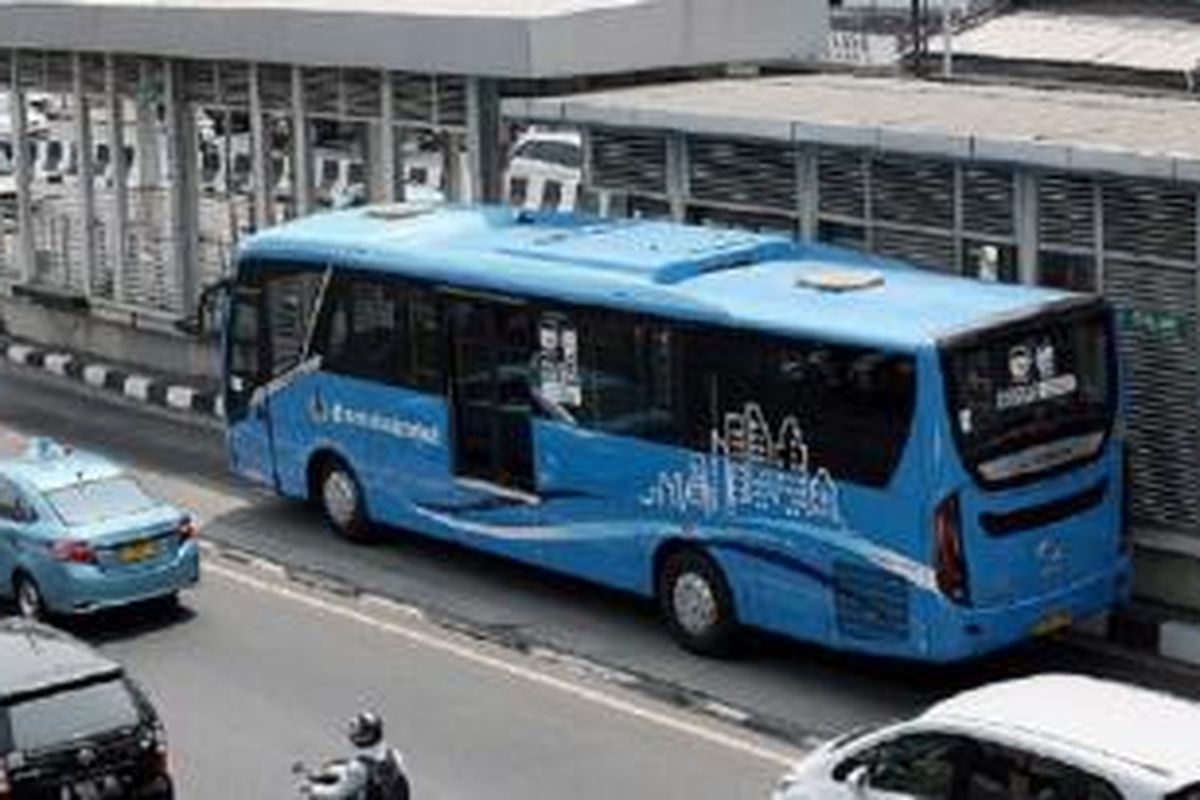 Bus transjabodetabek Koridor Bekasi (Harapan Indah)-Jakarta (Pasar Baru) melintas di Jalan Letjen R Suprapto, Jakarta Pusat, Selasa (25/8). Meski operasionalnya sempat tertunda, kehadiran bus transjabodetabek menjadi angin segar bagi masyarakat yang membutuhkan pelayanan angkutan massal terintegrasi. 