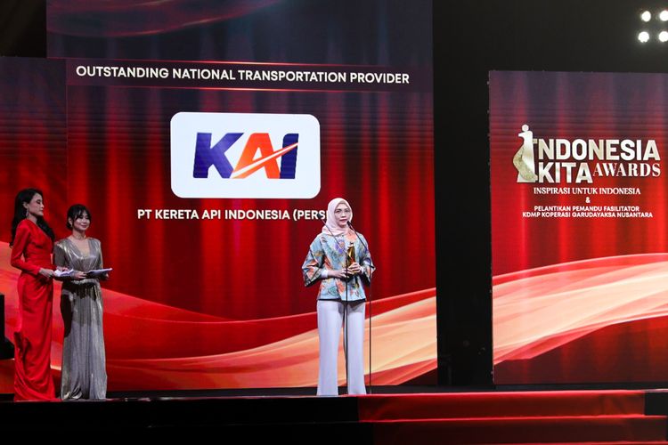 Direktur SDM dan Kelembagaan KAI Atih Nurhayati dalam sambutannya saat menerima penghargaan pada ajang Indonesia Kita Awards 2025.