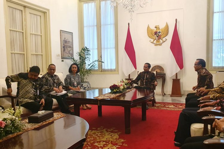 Pansel capim KPK serahkan 10 nama yang lolos seleksi kepada Presiden Jokowi, Senin (2/9/2019).