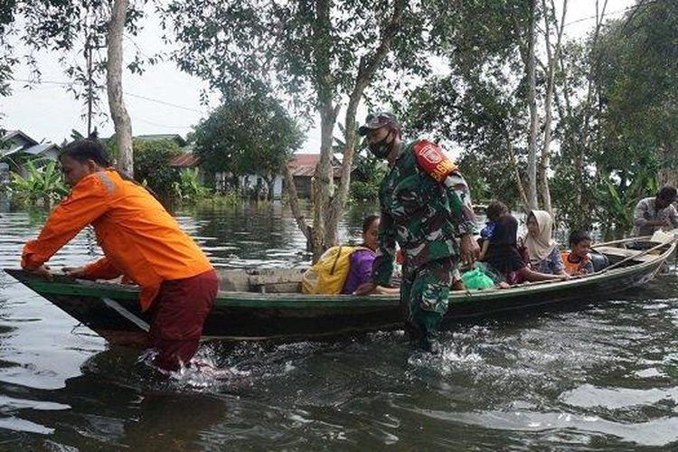Evakuasi warga terdampak banjir di Desa Tabing Rimbah, Kecamatan Mandastana, Kabupaten Barito Kuala. 

