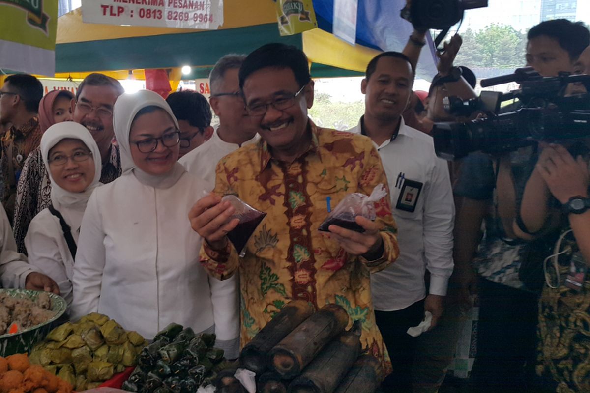 Kepala BPOM RI Penny Kusumastuti Lukito dan Pelaksana Tugas Gubernur DKI Jakarta Djarot Saiful Hidayat mengecek makanan di Pasar Takjil Bendungan Hilir, Jakarta Pusat, Jumat (2/6/2017) sore.